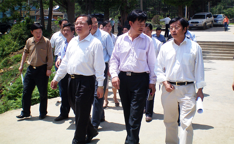 原省委常委、副省長秦如培（前排左一)、省政協(xié)副主席孔令中(前排右一)在縣領(lǐng)導(dǎo)的陪同下,來我校視察工作